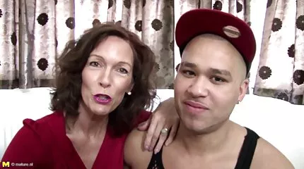 พ่อมีเพศสัมพันธ์ xxx วิดีโอ pussies ของลูกสาวตัวน้อย
