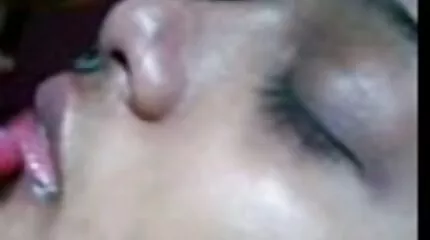 สีน้ำตาล busty วีดีโอ โป์ ที่รีสอร์ทถูกระยำโดยไก่สีดำของนิโกร