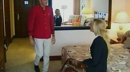 พี่ชายตัวสูงมีเซ็กส์ท่าหมากับน้องสาวบ่นเกี่ยวกับทุกสิ่ง porn วิดีโอ