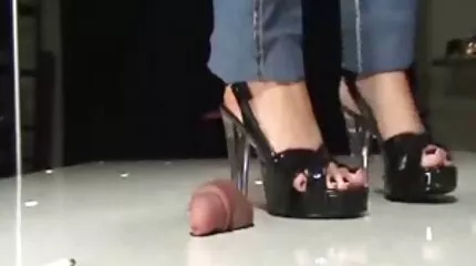 Fucks สาวผมบลอนด์ผอมที่เป็นน้องสาวของแฟนสาว วิดีโอ โป๋
