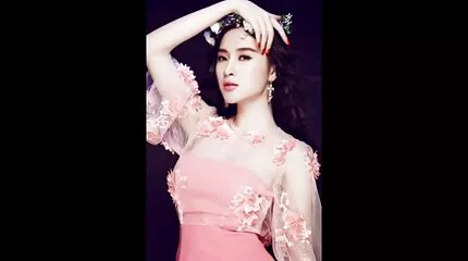 เพื่อเอาใจชาวนิโกร โด จิ น วิดีโอ นักเฟทิชใช้ขาของเธอในถุงน่อง